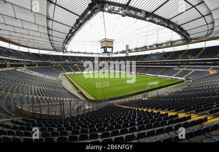 Frankfurt, Deutschland. März 2020. Europa League, Vor der ersten Runde der letzten sechzehn Eintracht Frankfurt - FC Basel in der Commerzbank-Arena. Blick ins leere Stadion. Wegen der Verbreitung des Corona-Virus muss das Spiel ohne Zuschauer gespielt werden. Diese Entscheidung traf das Gesundheitsamt Frankfurt nach einer Neubewertung der Situation. Credit: Dpa Picture Alliance / Alamy Live News Stockfoto