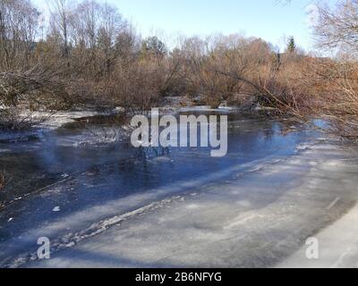 Winterlandschaft mit einem Hochwasser machen aus einem Biber Stockfoto