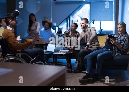 Junges Team erfahrener Profis, das die Entwicklung eines neuen erfolgreichen Projekts plant. Arbeiten im feigen Büro mit moderner Technologie. Starten Stockfoto