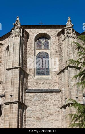 Fassade mit Glasfenster im Collegiate Kirche von Santa Maria in Villafranca del Bierzo, Kastilien-León, Spanien. Stockfoto