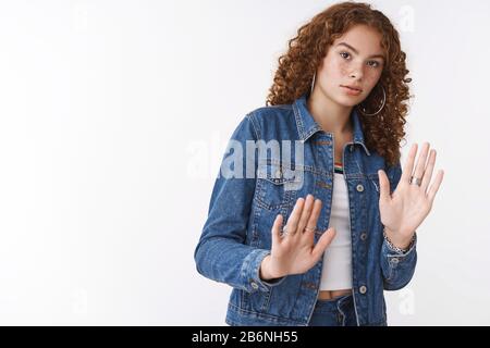 Alarmiert intensiv beunruhigt ernsthaft-schauen besorgt niedlich Rothirsch lockiges Haar freckles Akne Schritt zurück gestörte Raise Palms defensiven Sorry Look Stockfoto