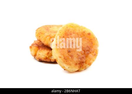 Auf weißem Hintergrund vereinzelte Käsekuchen aus Cottage Stockfoto