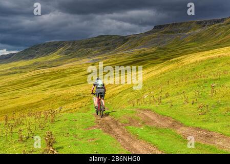 Radfahrerin auf Lady Anne's High Way (Pennine Bridleway) in den Yorkshire Dales, hinter Mallerstang Stockfoto