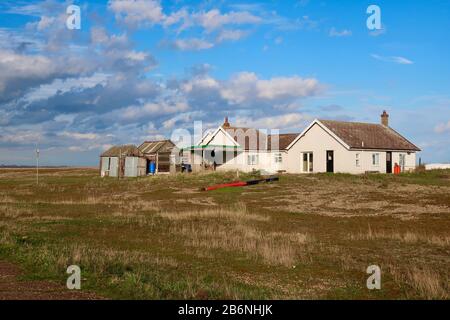Schingle Street, Suffolk, Großbritannien - 11. März 2020: Isolierte Cottages und Schindelbänke an einem abgelegenen Teil der Suffolk-Küste. Stockfoto