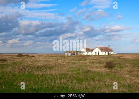 Schingle Street, Suffolk, Großbritannien - 11. März 2020: Isolierte Cottages und Schindelbänke an einem abgelegenen Teil der Suffolk-Küste. Stockfoto