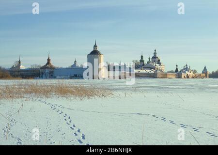 Blick auf das Kirillo-Bellozersky Kloster an einem frostigen Dezembertag. Kirillov. Oblast Vologda, Russland Stockfoto