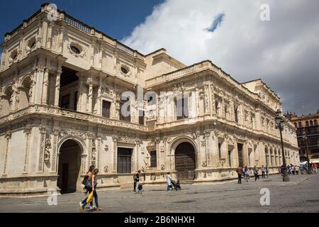 Panoramablick auf das Rathaus von Sevilla, das im plateresken Stil erbaut wurde, am San Francisco Square, Spanien Stockfoto