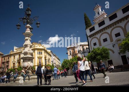 Passanten am Virgen de los Reyes Platz mit Springbrunnen und dem Encarnación Convent als Hintergrund, Sevilla, Spanien Stockfoto