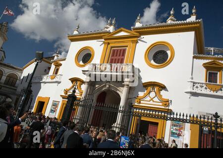 Hauptzugang zur Stierkampfarena La Maestranza an einem Stierkampftag der Feria de Abril, Sevilla, Spanien Stockfoto