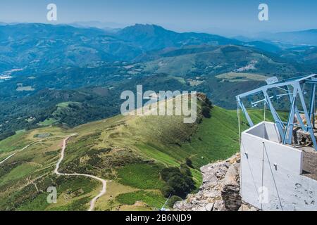 Inn und Sendeantenne auf dem Berg Rhune in den Pyrenäen Atlantiques in Frankreich Stockfoto