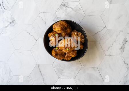 Blumenkohl Tempura/Fried Florettfritte Im Marokkanischen Stil. Gesunde organische vegetarische oder vegetarische Speisen mit Sesamsamen. Organische Lebensmittel. Stockfoto
