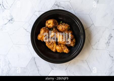 Gebratene Blumenkohl Tempura/Marrokanische Florettfritte Mitnehmen. Gesunde organische vegetarische oder vegetarische Lebensmittel mit Sesamsamen in Kunststoff-Plattencontainer Pa Stockfoto