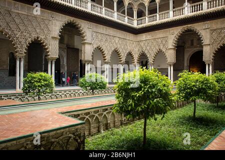 Doncellas Hof im Mudejar-Stil des Pedro el Cruel Palace im echten Alcazar, Sevilla, Spanien Stockfoto