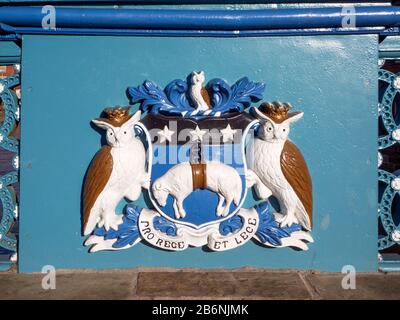 Das Wappen von Leeds auf der viktorianischen Grade-II-Liste führte Leeds Bridge in Leeds West Yorkshire England auf Stockfoto