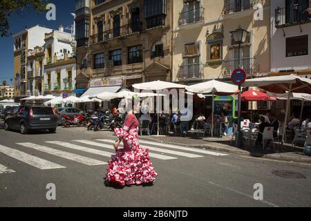 Mädchen, die ein sevilliisches Kostüm auf dem Altozano-Platz im Stadtviertel Triana, Sevilla, Spanien tragen Stockfoto