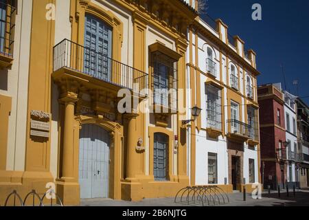 Farbenfroher horizontaler Schuss des Las Columnas Civic Center, der ehemaligen Mareantes-Universität, in der La Pureza St, Triana District, Sevilla, Spanien Stockfoto