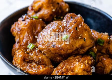 Blumenkohl Tempura/Fried Florettfritte Im Marokkanischen Stil. Gesunde organische vegetarische oder vegetarische Speisen mit Sesamsamen. Organische Lebensmittel. Stockfoto