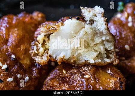 Blumenkohl Tempura/Fried Florettfritte Im Marokkanischen Stil. Gesunde organische vegetarische oder vegetarische Speisen mit Sesamsamen. Organische Lebensmittel. Stockfoto