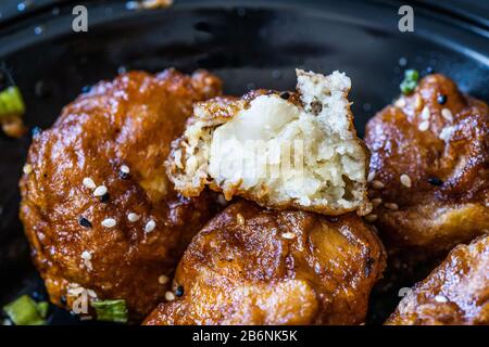 Blumenkohl Tempura/Fried Florettfritte Im Marokkanischen Stil. Gesunde organische vegetarische oder vegetarische Speisen mit Sesamsamen. Organische Lebensmittel. Stockfoto