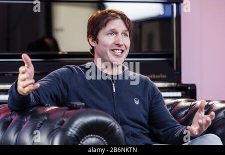 Hamburg, Deutschland. März 2020. Der britische Singer-Songwriter James Blunt spricht vor seinem Konzert in der Hamburger Elbphilharmonie in einem dpa-Interview, das aufgrund einer Anordnung, den Roman Corona-Virus einzudämmen, nicht vor Publikum aufgeführt werden darf. Stattdessen wird die Aufführung live im Internet übertragen. Credit: Markus Scholz / dpa / Alamy Live News Stockfoto