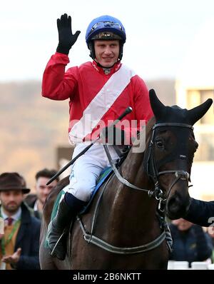 Jockey Paul Townend feiert den Sieg im Weatherbys Champion Bumper während des zweiten Tages des Cheltenham Festivals auf der Cheltenham Racecourse. Stockfoto