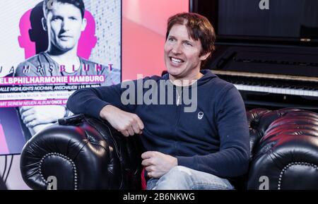 Hamburg, Deutschland. März 2020. Der britische Singer-Songwriter James Blunt spricht vor seinem Konzert in der Hamburger Elbphilharmonie in einem dpa-Interview, das aufgrund einer Anordnung, den Roman Corona-Virus einzudämmen, nicht vor Publikum aufgeführt werden darf. Stattdessen wird die Aufführung live im Internet übertragen. Credit: Markus Scholz / dpa / Alamy Live News Stockfoto