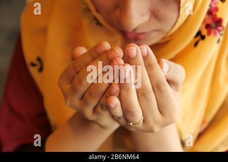 Nahaufnahme muslimischer Frauen, die auf ramadan beten Stockfoto