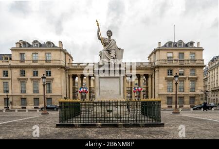 Gepflasterter Platz aus Stein mit malerischen Lichtpfosten und einer antiken Skulptur vor dem Gebäude der Nationalversammlung, Paris, Frankreich Stockfoto