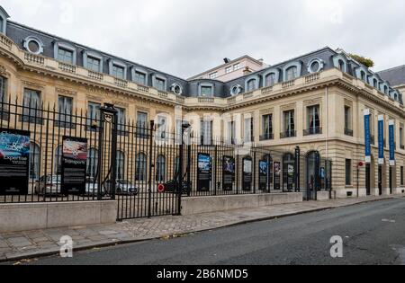 Eingangstor und Zaun der Maison de la Chimie Foundation, Paris, Frankreich Stockfoto