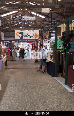 dh Kuranda Village CAIRNS AUSTRALIEN Rain Forest Tourist Heritage Market Buden Interieur Stockfoto