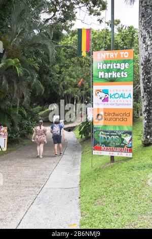 dh Kuranda Village CAIRNS AUSTRALIEN Rain Forest Heritage Market Schild zwei Frauen Touristen Regenwald Stockfoto