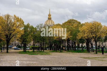 Gelbe Bäume im Park vor dem Komplex Les Invalides und dem Armeemuseum mit dem Dom auf dem Hintergrund, Paris, Frankreich Stockfoto