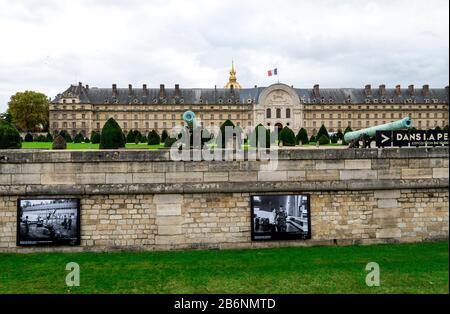 Musee de l'Armée mit dem Dom Hotel des Invalides hinter Paris, Frankreich Stockfoto