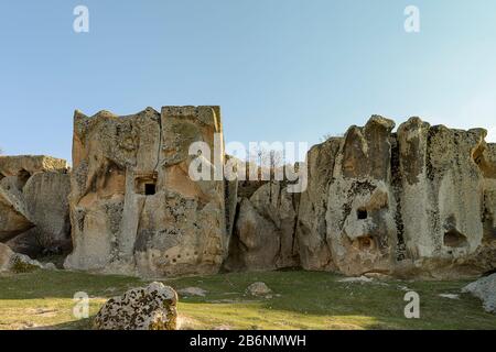 Aslantas ist ein Felsengrabes, das zu den Phrygianen gehört, die in Anatolien eine Zivilisation aufwiesen. Das Hotel liegt im Tal Afyonkarahisar Goynus Stockfoto