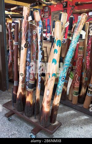 dh Kuranda Village CAIRNS AUSTRALIEN Rain Forest Heritage Market Didgeridoos Instrumente zeigen Stall Interieur Stockfoto