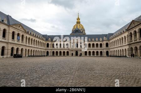 Innenhof des Armeemuseum im Hotel des Invalides Complex mit Dom im Hintergrund, Paris, Frankreich Stockfoto