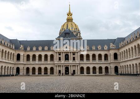 Gepflasterter Platz aus Stein vor dem Eingang zum Armeemuseum in Les Invalides und einem dahinter liegenden Domdom, Paris, Frankreich Stockfoto