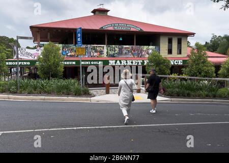 dh Kuranda Village CAIRNS AUSTRALIEN Tourist Couple Rain Forest Market Shop Gebäude Stockfoto