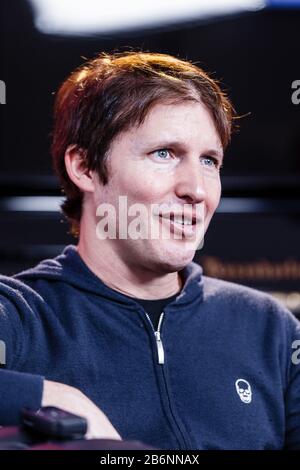 Hamburg, Deutschland. März 2020. Der britische Singer-Songwriter James Blunt spricht vor seinem Konzert in der Hamburger Elbphilharmonie in einem dpa-Interview, das aufgrund einer Anordnung, den Roman Corona-Virus einzudämmen, nicht vor Publikum aufgeführt werden darf. Stattdessen wird die Aufführung live im Internet übertragen. Credit: Markus Scholz / dpa / Alamy Live News Stockfoto