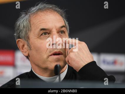 Frankfurt, Deutschland. März 2020. Europa League, Vor der ersten Runde der letzten sechzehn Eintracht Frankfurt - FC Basel in der Commerzbank-Arena. Basels Cheftrainer Marcel Koller nimmt an der Pressekonferenz mit. Credit: Dpa Picture Alliance / Alamy Live News Stockfoto