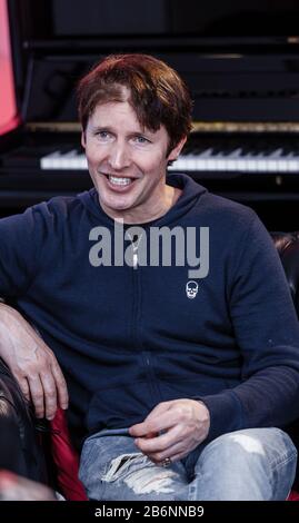 Hamburg, Deutschland. März 2020. Der britische Singer-Songwriter James Blunt spricht vor seinem Konzert in der Hamburger Elbphilharmonie in einem dpa-Interview, das aufgrund einer Anordnung, den Roman Corona-Virus einzudämmen, nicht vor Publikum aufgeführt werden darf. Stattdessen wird die Aufführung live im Internet übertragen. Credit: Markus Scholz / dpa / Alamy Live News Stockfoto