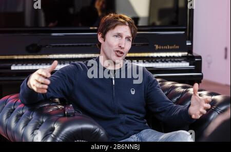 Hamburg, Deutschland. März 2020. Der britische Singer-Songwriter James Blunt spricht vor seinem Konzert in der Hamburger Elbphilharmonie in einem dpa-Interview, das aufgrund einer Anordnung, den Roman Corona-Virus einzudämmen, nicht vor Publikum aufgeführt werden darf. Stattdessen wird die Aufführung live im Internet übertragen. Credit: Markus Scholz / dpa / Alamy Live News Stockfoto