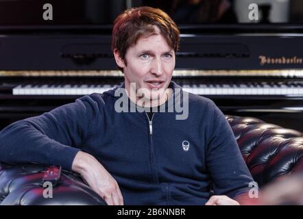 Hamburg, Deutschland. März 2020. Der britische Singer-Songwriter James Blunt spricht vor seinem Konzert in der Hamburger Elbphilharmonie in einem dpa-Interview, das aufgrund einer Anordnung, den Roman Corona-Virus einzudämmen, nicht vor Publikum aufgeführt werden darf. Stattdessen wird die Aufführung live im Internet übertragen. Credit: Markus Scholz / dpa / Alamy Live News Stockfoto