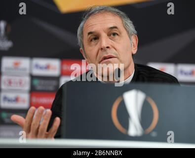 Frankfurt, Deutschland. März 2020. Europa League, Vor der ersten Runde der letzten sechzehn Eintracht Frankfurt - FC Basel in der Commerzbank-Arena. Basels Cheftrainer Marcel Koller nimmt an der Pressekonferenz mit. Credit: Dpa Picture Alliance / Alamy Live News Stockfoto