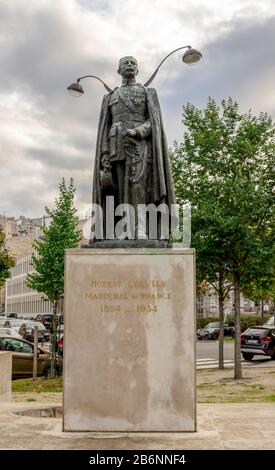 Eine Statue des französischen Armeegenerals Hubert Lyautey in einem kleinen Park gegenüber dem Komplex Les Invalides, Paris, Frankreich. Im Jahr 1985. Bildhauer Francois Cogne Stockfoto