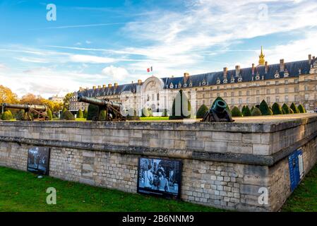 Militärkanonen und ein landschaftlich schöner Mörser vor dem Armeemuseum im Les Invalides Complex, Paris, Frankreich Stockfoto