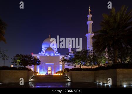 Die Scheich-Zayed-Moschee in Abu Dhabi in der Nacht Stockfoto