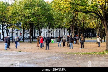 Im Park Les Invalides im Zentrum von Paris, Frankreich, spielen die Menschen auf dem Boden ein klassisches französisches Boule-Spiel Stockfoto