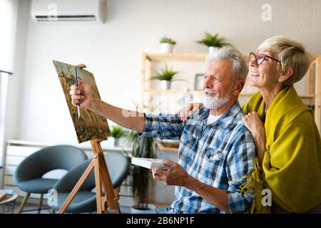 Liebevolle senior Paar zu Hause entspannen. Reifer Mann und Frau Zeit miteinander zu verbringen Stockfoto