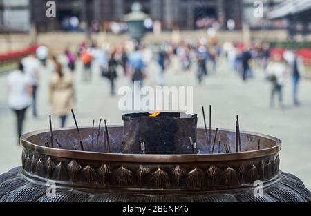 Eine Nahaufnahme eines Räucherbrenner in Nara, Japan. Stockfoto